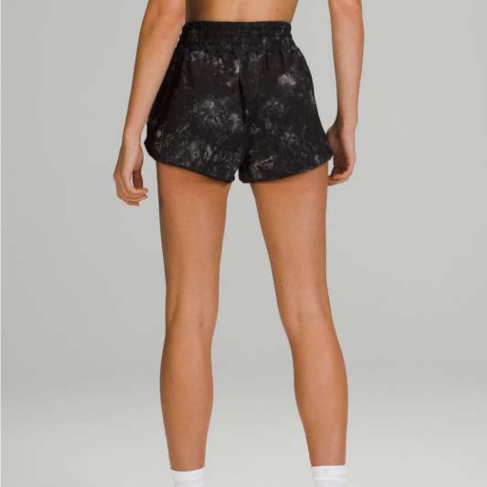 Lululemon Hotty Hot Short lI
*2.5" - Classic Green